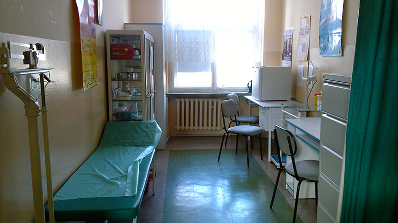 Fotografia przedstawia gabinet pielęgniarki szkolnej
