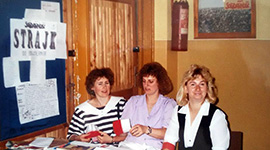 Fotografia przedstawia trzy kobiety siedzące przy stoliku